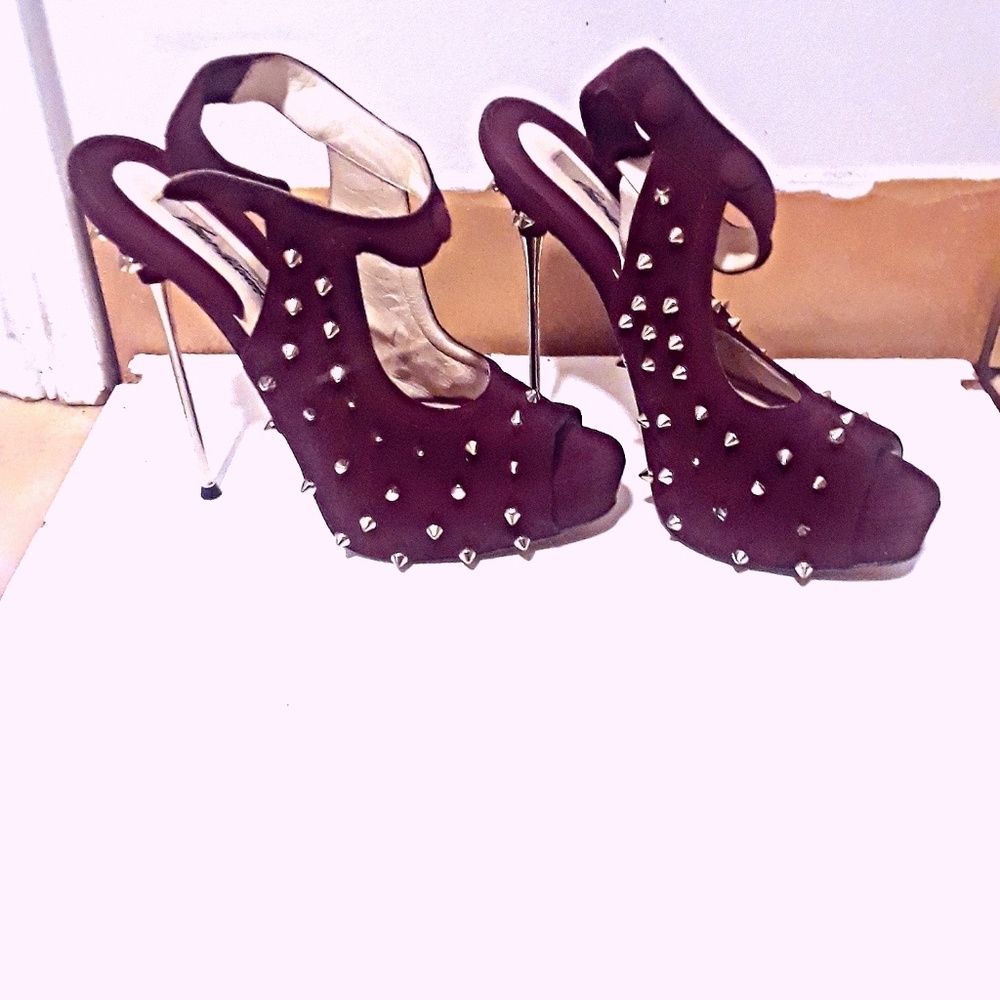 Size 7 Brian Atwood pumps